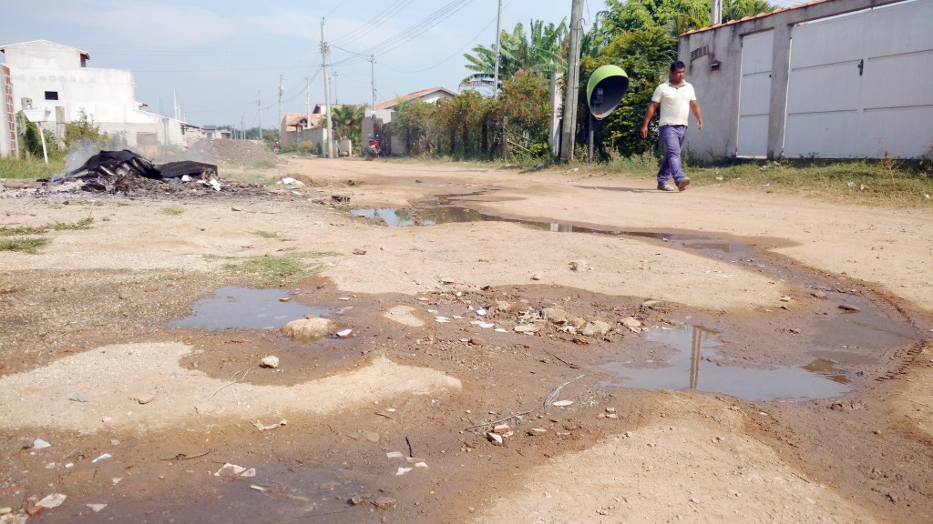 Esgoto corre pelas ruas do Santa Edwiges; irritados, moradores cobram Saae por implantação de sistema (Rafael Rodrigues)