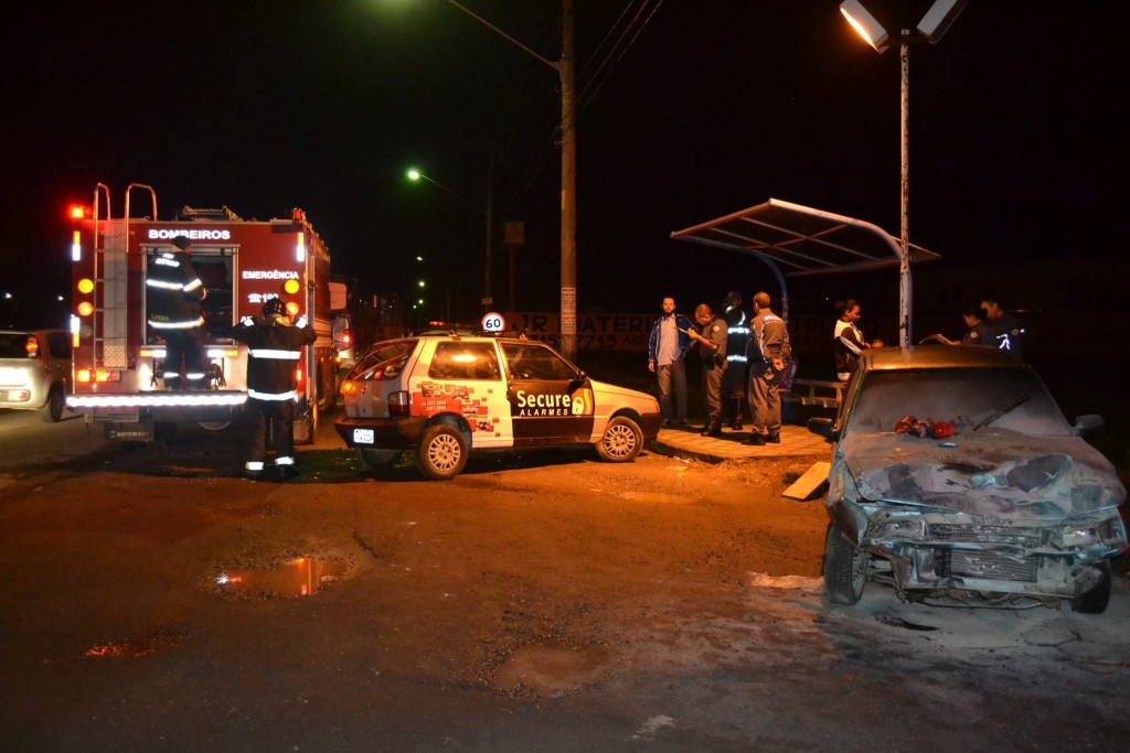 Acidente no bairro da Cecap, na noite da última segunda-feira; carro pegou fogo após colisão  (Foto: Thiago Datena)