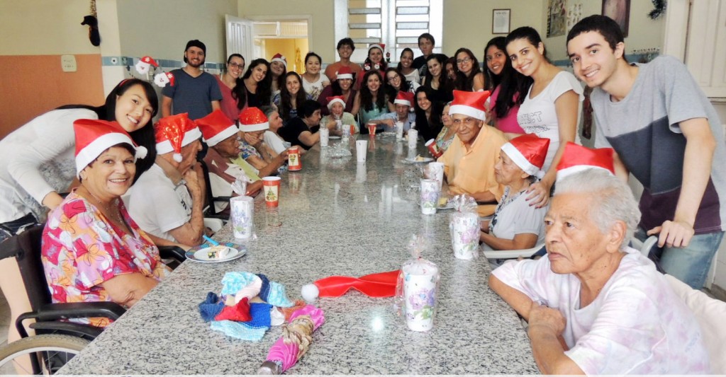 Grupo de universitários presenteiam idosos no Natal; projeto busca arrecadar verba para compra de cadeira de rodas (Foto: Divulgação / USP)