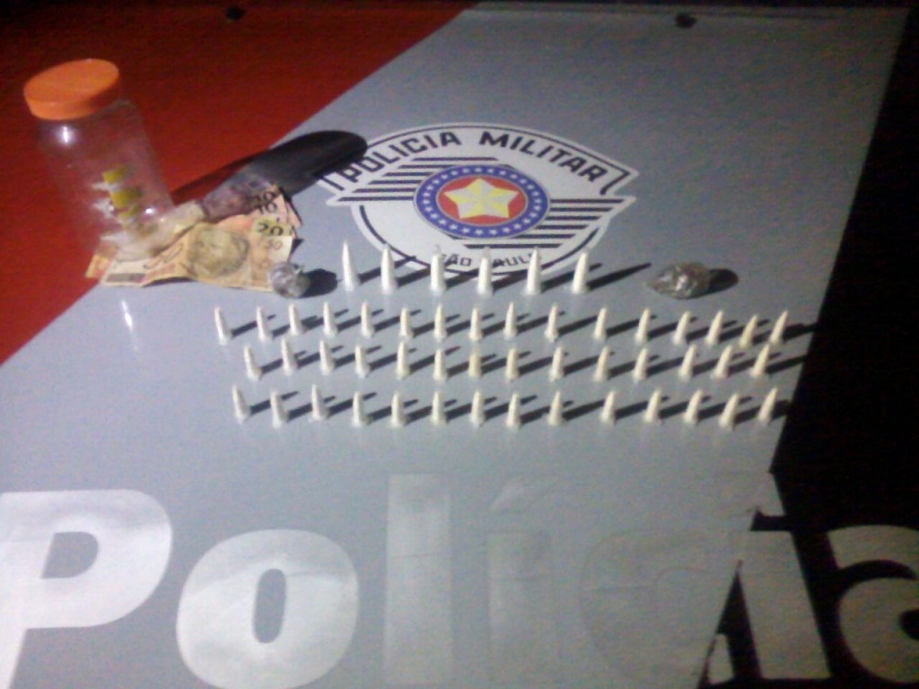 Pinos escondidos no pote de maionese, apreendidos pela Polícia Militar na última segunda-feira (Foto: Divulgação / PM)