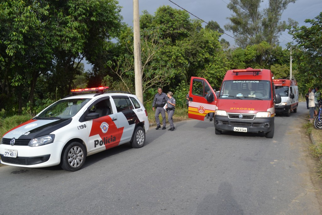 Equipe de resgate durante trabalho de atendimento a jovem baleado nesta tarde, em Lorena (Foto: Thiago Datena) 