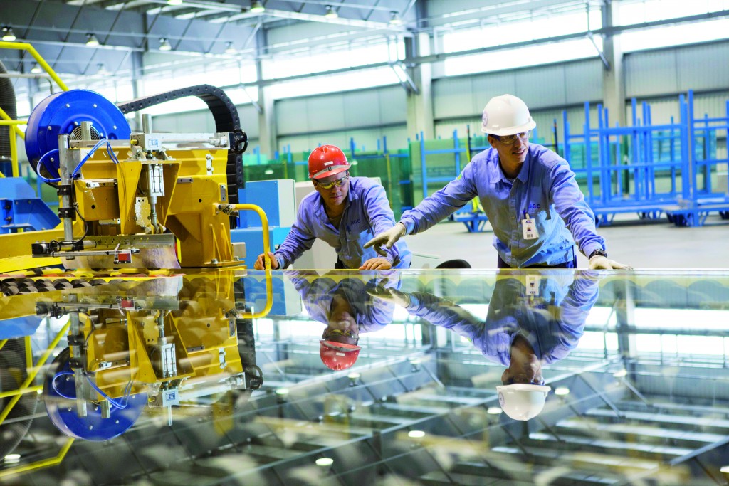 Funcionários especificam qualidade do vidro produzido na fábrica; linha terá ampliação de 140% após inauguração de nova planta em Guará (Foto: Divulgação / AGC)