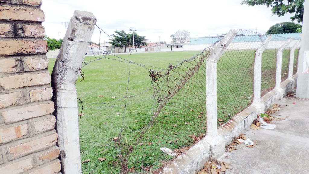 O castigado alambrado é apenas um dos itens que receberão atenção na reforma do Campo do Brasil (Foto: Lucas Barbosa) 