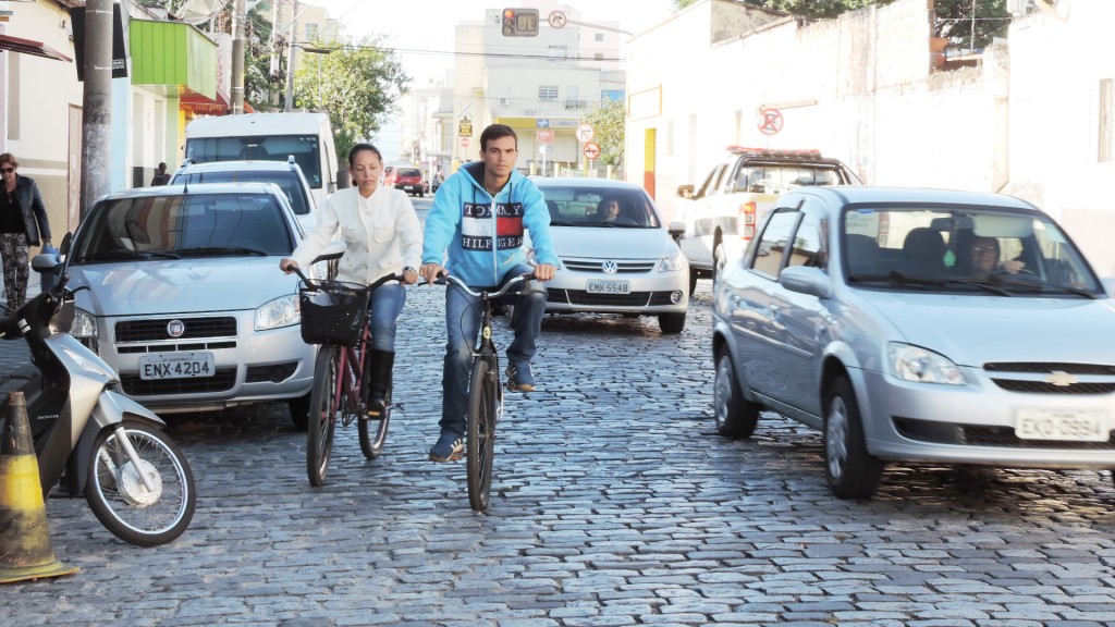 Ciclistas disputam espaços com carros, caminhões e ônibus na região central de Lorena; cidade tenta melhorar mobilidade com proposta (Foto: Rafaela Lourenço)