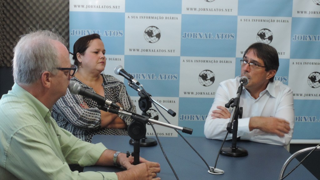 O prefeito Fábio Marcondes e a empresária Marieta Bartelega durante entrevista ao Atos no Rádio (Foto: Francisco Assis)
