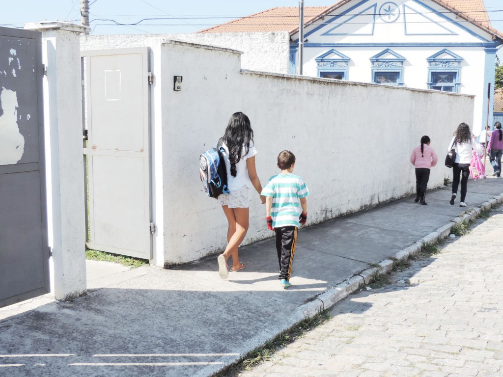 Saída da creche "Jairo Gomes Ramos", localizada na Margem Esquerda; falta de carne na merenda irrita pais (Foto: Lucas Barbosa) 