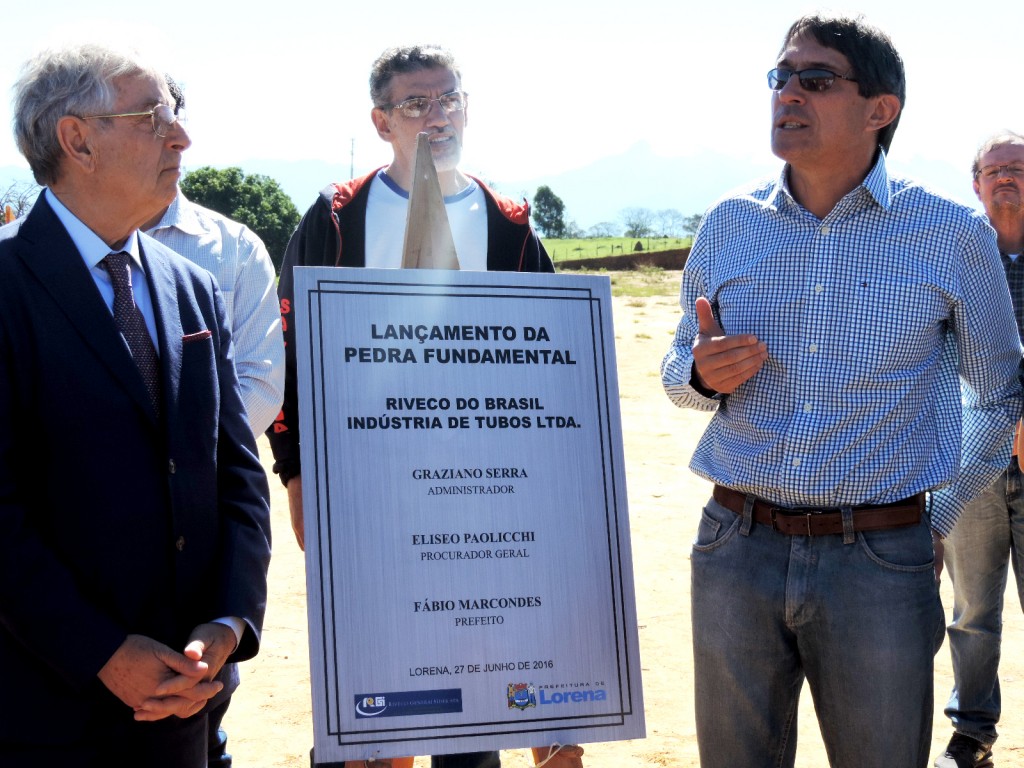 O procurador da Riveco Eliseo Paolicchi e o prefeito Fábio Marcondes no lançamento da Pedra Fundamental da unidade da empresa em Lorena (Foto: Rafaela Lourenço)