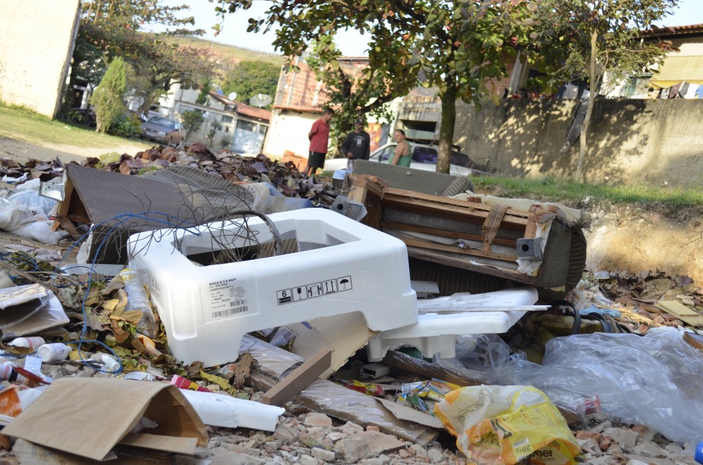 Mesmo com coleta, terreno na Nova Guará fica tomado pelo lixo; moradores denunciam falta de cuidado e irresponsabilidade no bairro (Fotos: Leandro Oliveira)