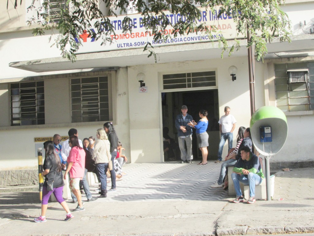 Familiares de pacientes durante horário de visita no hospital, que segue com atendimento emergencial (Foto: Maria Fernanda Rezende) 