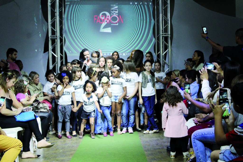 As pequenas modelos dividiram a passarela e a atenção de quem acompanhou o evento; cercada pelas crianças, a idealizadora Márcia Vaz (Foto: Divulgação)
