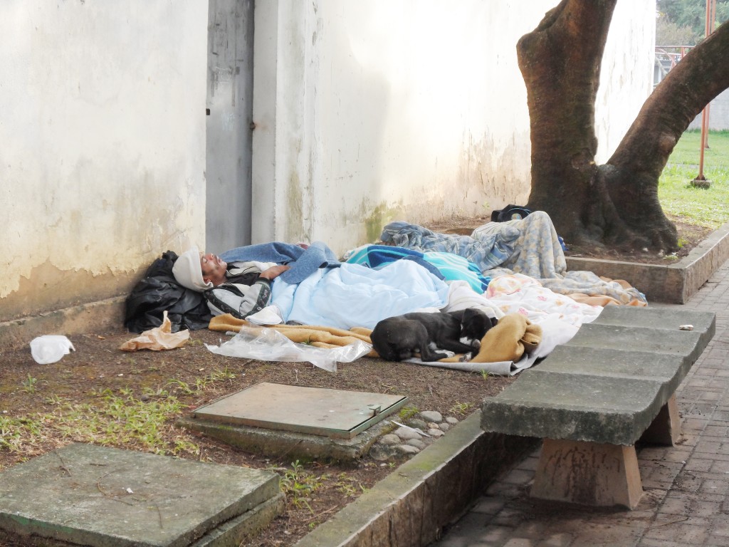 Moradores dormem na praça 9 de Julho, no Centro de Cruzeiro; ações tentam amenizar problemas (Foto: Maria Fernanda Rezende) 