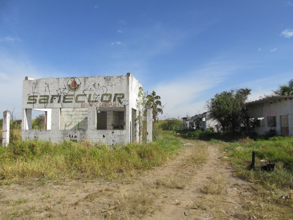 A empresa desativada Saneclor, que fica às margens da Rodovia SP-052; moradores reclamam da área tomada por usuários de drogas (Foto: Maria Fernanda Rezende)