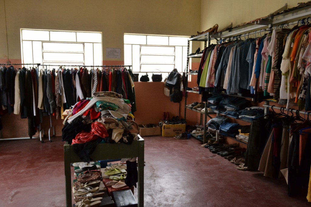 O asilo conta com um bazar para aumentar as arrecadações (Foto: Elisabeth Almeida)