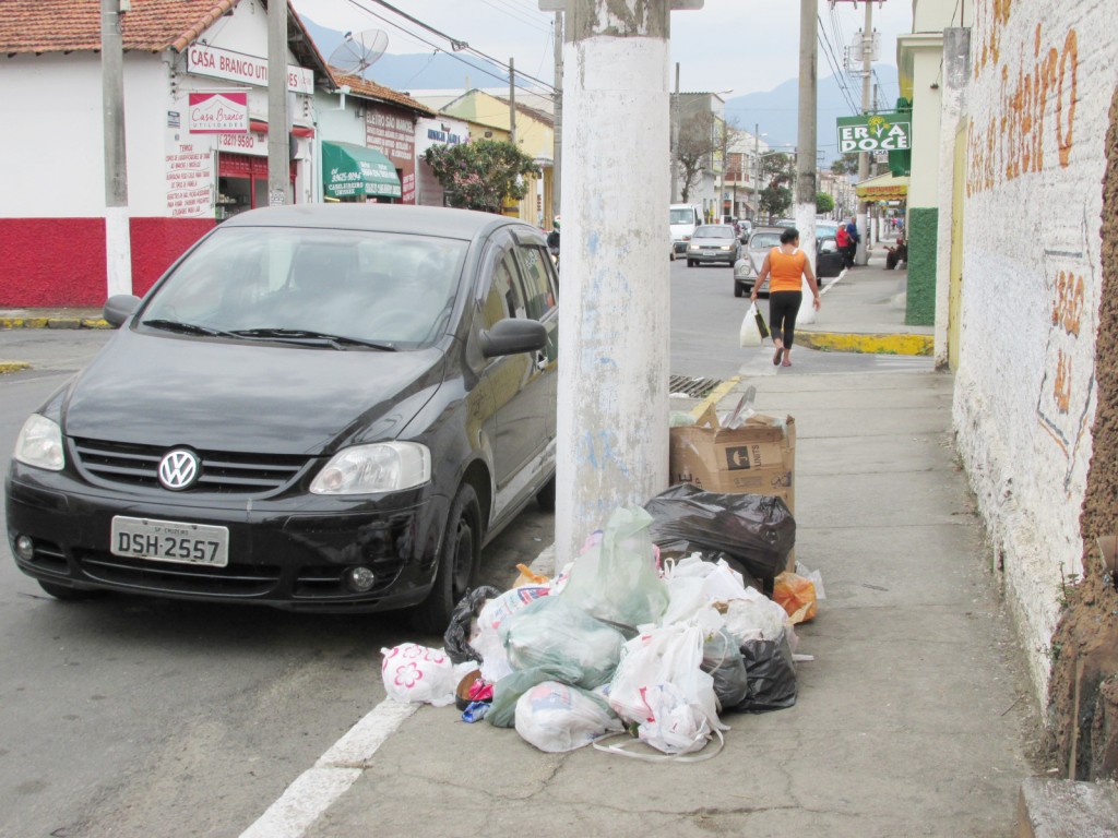 Lixo acumulado em calçada na região central de Cruzeiro; problema se repete com atrito entre empresa e Prefeitura (Foto: Maria Fernanda Rezende)