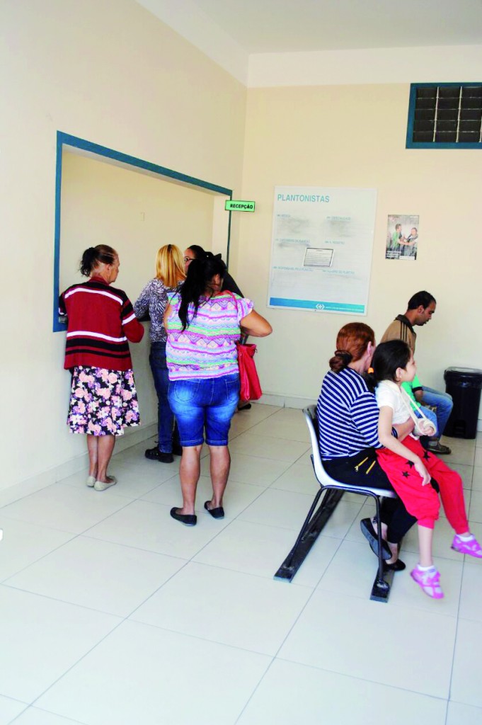 Pacientes aguardam na sala de espera do Pronto Socorro; na parede, quadro de informações em branco (Foto: Andreah Martins)