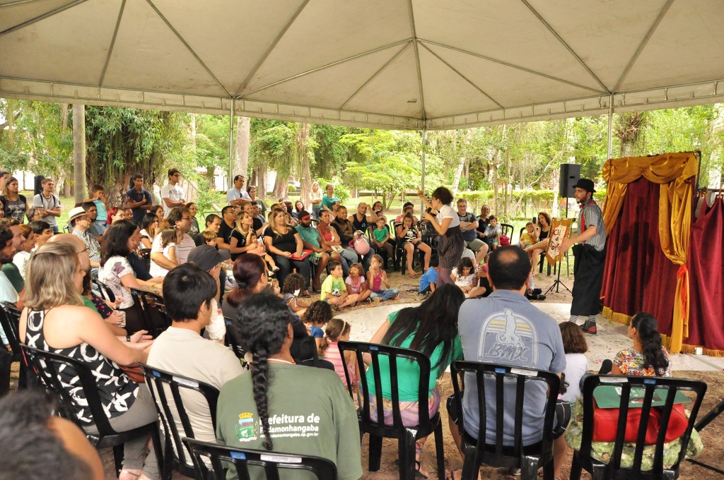 Artistas se apresentam no Bosque da Princesa em Pinda; a cidade recebe contação de história e teatro nesse final de semana (Foto: Divulgação)