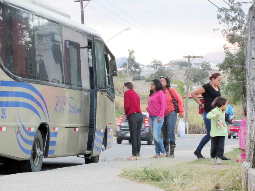 Mães acompanham crianças que utilizam ônibus que fez o transporte até às escolas da rede municipal; falta de pagamento gerou paralisação (Foto: Maria Fernanda Rezende) 