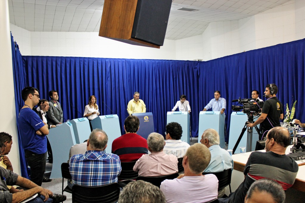 Candidatos participam de debate nos estúdios da Rádio Aparecida; ataques monopolizaram encontro (Foto: Colaboração / Rádio Aparecida)