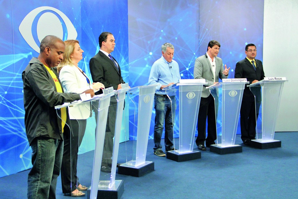 Os cinco candidatos à Prefeitura de Pinda, em debate nos estúdios da TV Band Vale; saúde predominou (Foto: Divulgação TV Band Vale)