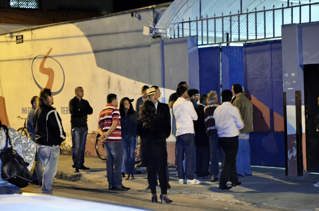 Do lado de fora, partidários de Vieira já protestavam antes mesmo do evento (Francisco Assis)