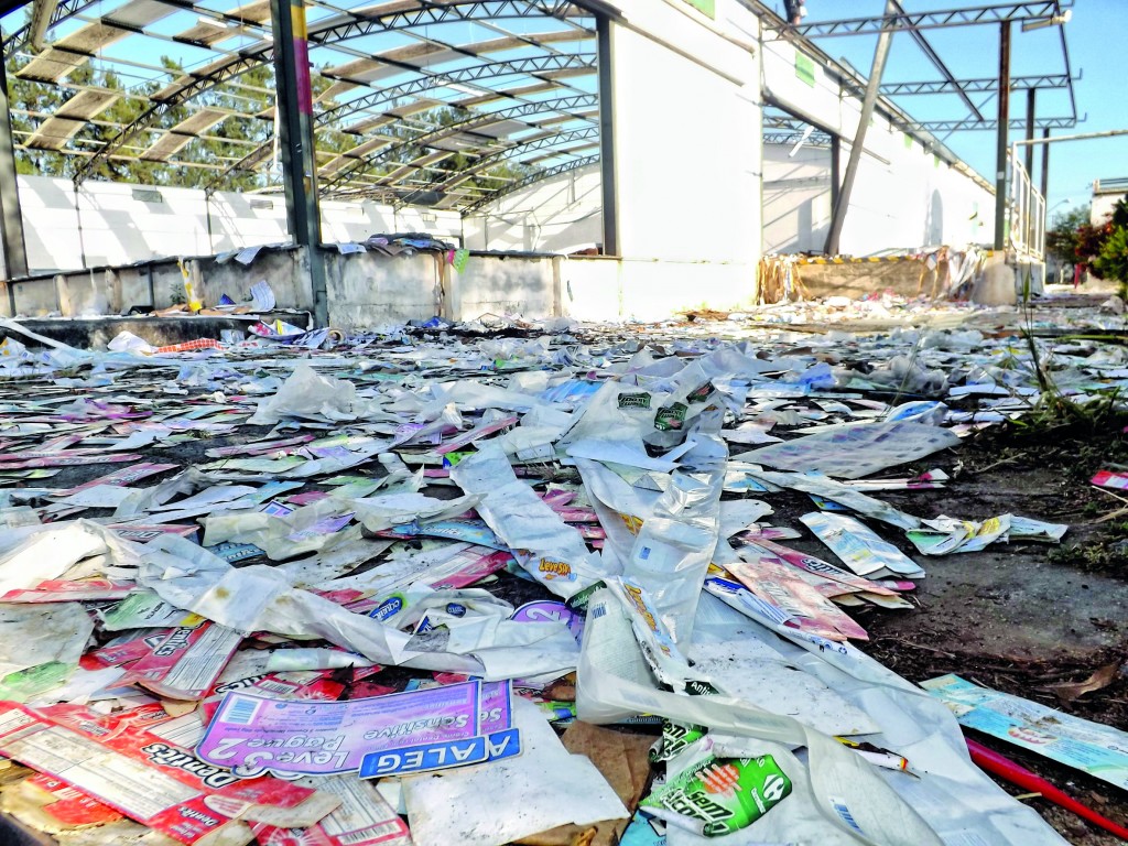 Embalagens de produtos estocados no chão e prédio destruído marcam cenário após dias de saques (Foto: Lucas Barbosa)