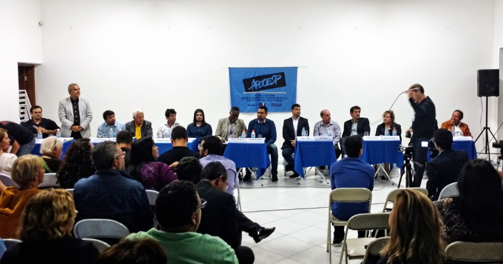 Candidatos participam de encontro que discutiu propostas para a educação em Cruzeiro; estrutura para evento chegou a ser criticada (Foto: Colaboração)