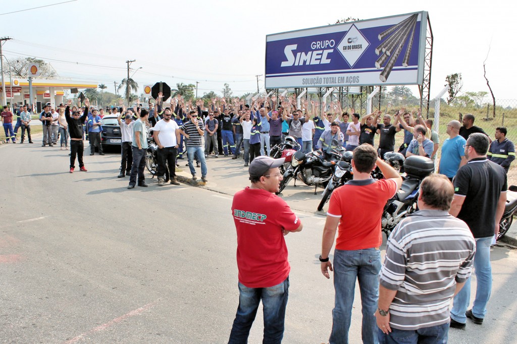 Funcionários da siderúrgica GV do Brasil participam de protesto em frente a empresa; categoria consegue convênio médico (Foto: Colaboração)