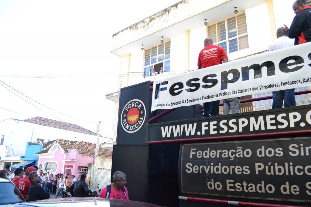 Protesto de servidores durante greve que acabou nesta semana, com acordo em Cachoeira Paulista (Foto: Arquivo Atos)