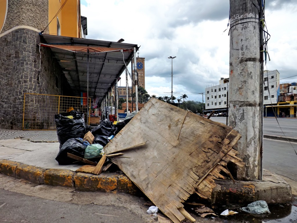 Lixo acumulado em uma das principais avenidas de acesso ao Santuário de Aparecida; tarifa sofre aumento de 12% (Foto: Arquivo Atos)