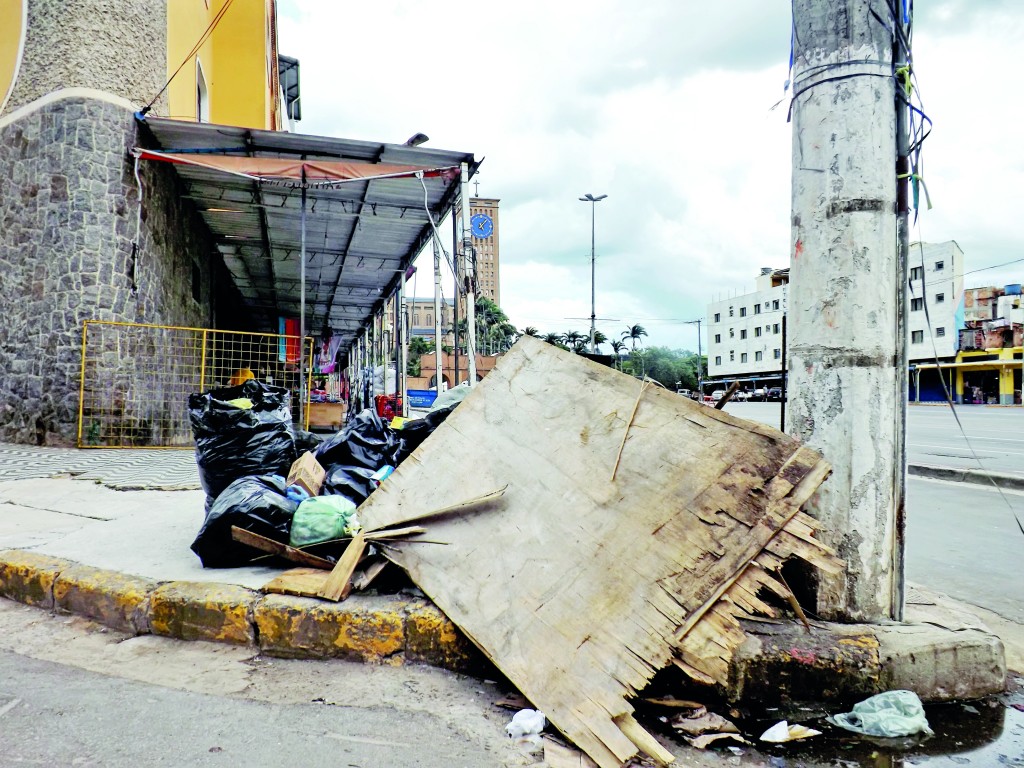 Lixo e entulho em calçada da Avenida Monumental, no Centro de Aparecida; cidade tem tarifa aumentada em 12%, mas sem investimentos (Foto: Arquivo Atos) 