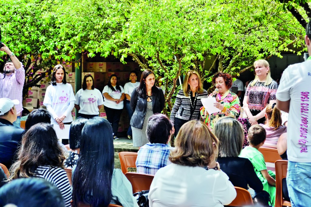 A diretora da Ong Orienta Vida, Maria Celeste Chad, fala em lançamento da campanha Pense Rosa, que atua na luta contra o câncer de mama (Foto: Estéfani Braz)