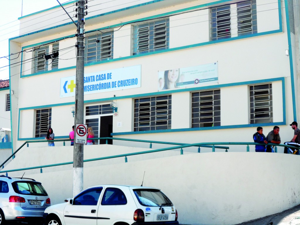 Entrada principal do Pronto Socorro de Cruzeiro; hospital é um dos principais pontos da crise regional (Foto: Maria Fernanda Rezende) 
