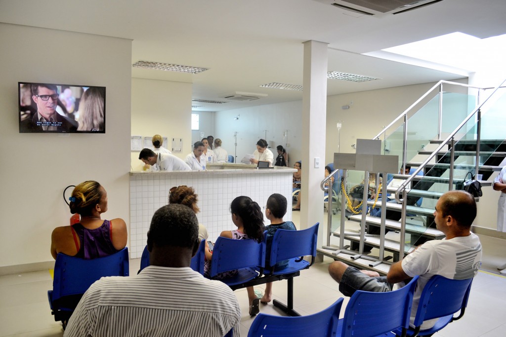 Pacientes aguardam atendimento na Santa Casa de Lorena; hospital sofre com aumento de demanda (Foto: Arquivo Atos) 