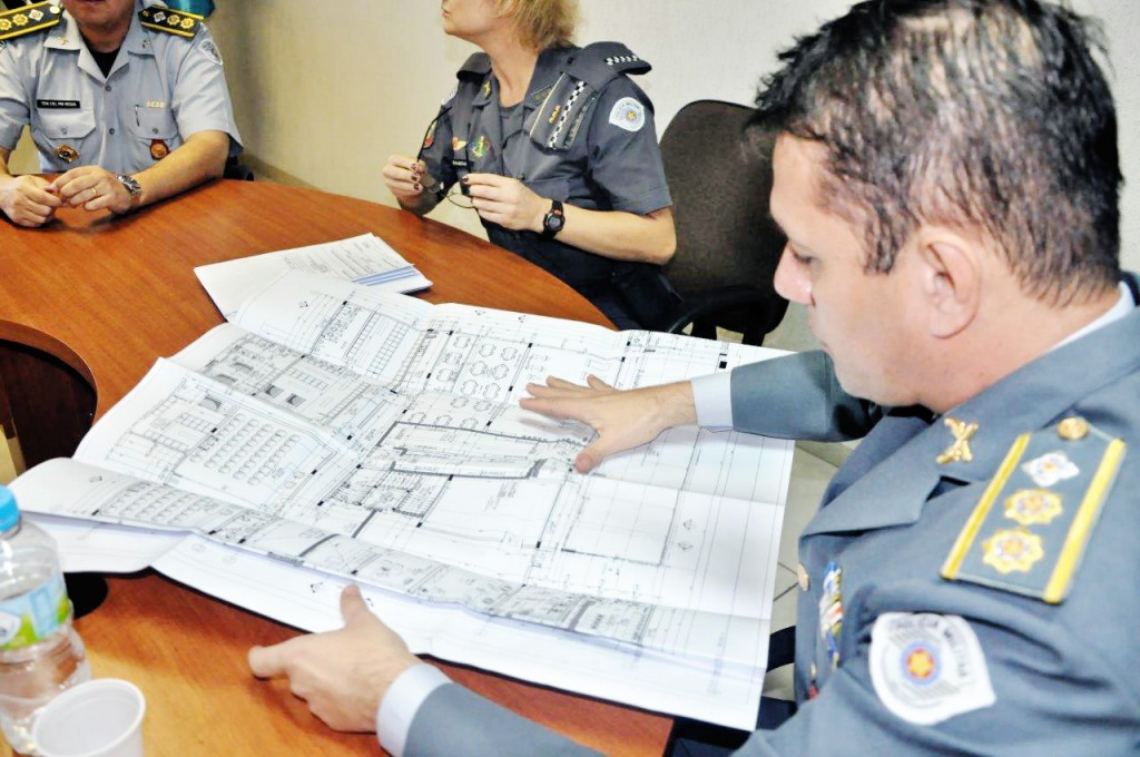 O tenente-coronel Hélcio Vieira analisa planta da nova sede da PM em Lorena (Foto: Colaboração PM)