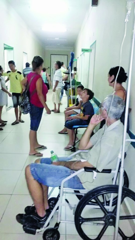Pacientes esperam atendimento no Pronto Socorro de Cruzeiro; crise na saúde pública impera na cidade (Foto: Colaboração Rosangela Seabra) 