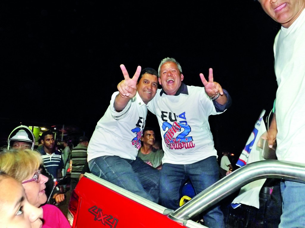 Edson Mota, ao lado do vice Domingos Geraldo, em carreata que comemorou vitória na eleição sobre Aloísio Vieira e João Bosco Torrada (Foto: Lucas Barbosa) 