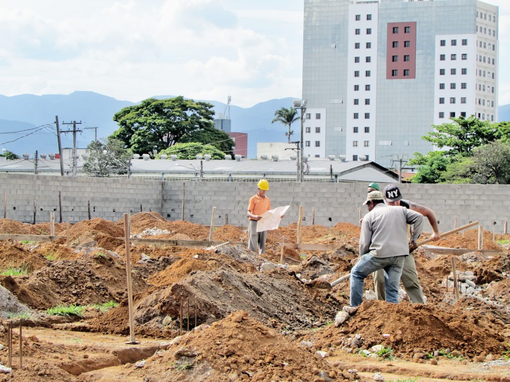 Funcioários da Prefeitura trabalham em construção de centro infantil (Foto: Divulgação)
