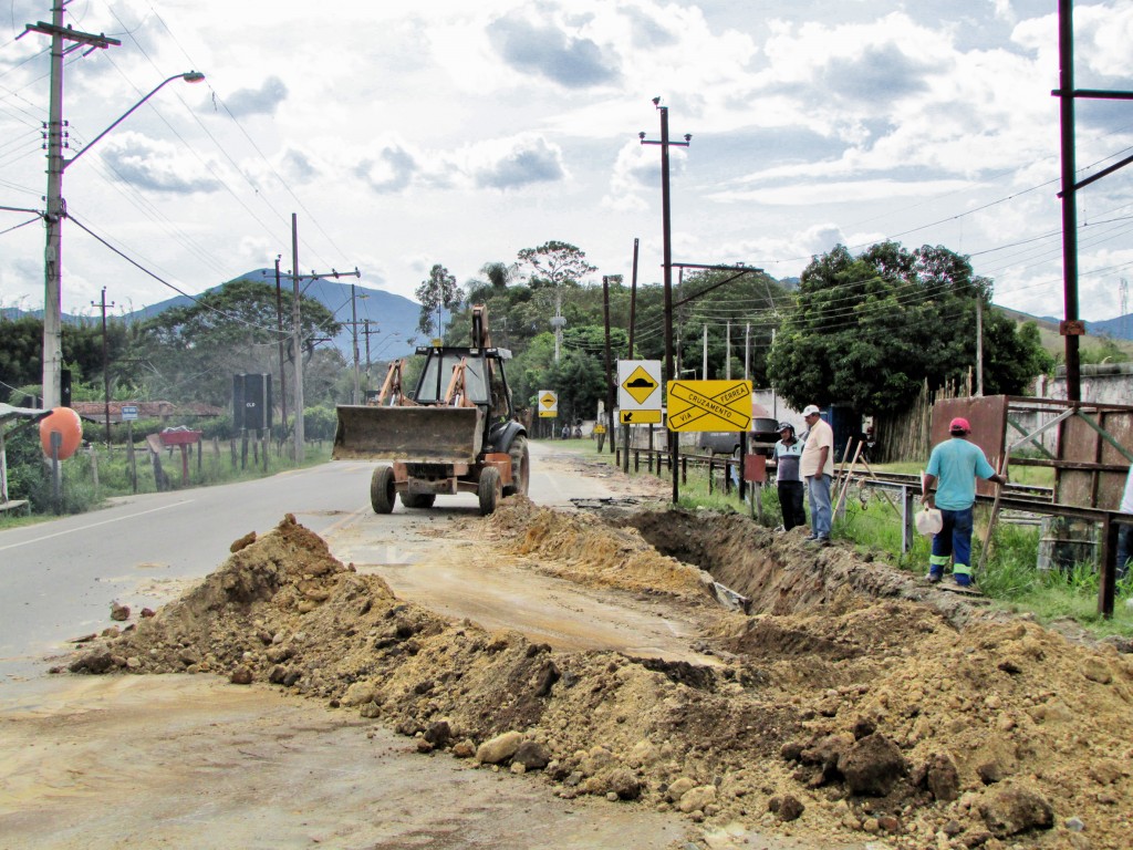 Obra no bairro Bonsucesso, que faz parte de acordo entre Prefeitura e Sabesp; trabalho tenta ampliar sistema de saneamento básico na cidade  (Foto: Da Assessoria)
