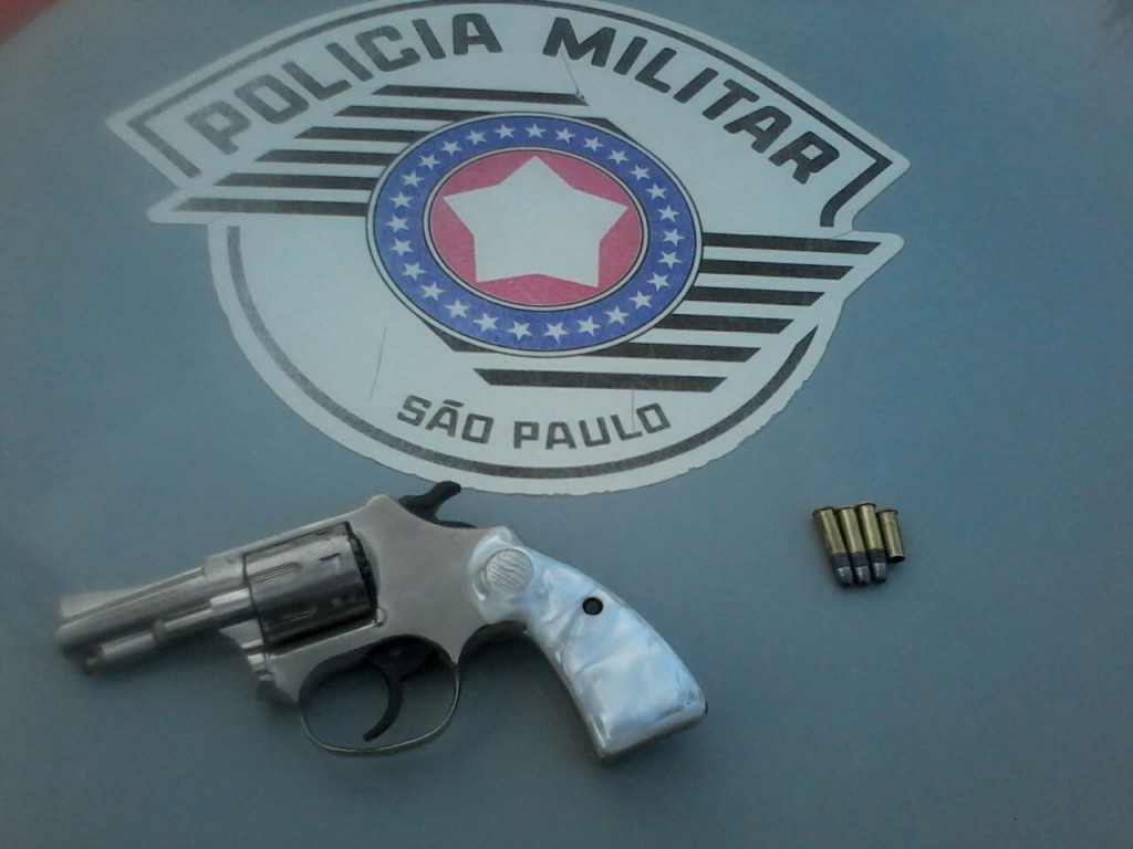 Arma apreendida pela Polícia Militar, em Guaratinguetá (Foto: Divulgação PM)