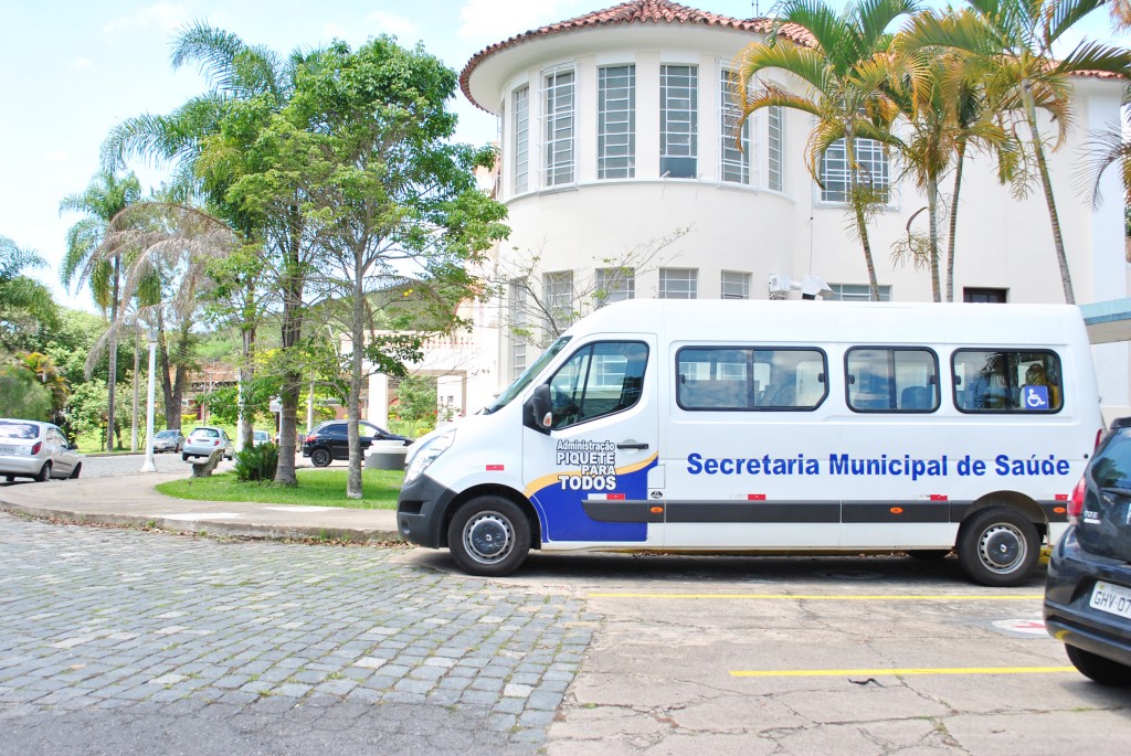 Van da secretaria de Saúde reforça o atendimento no setor; hospital recuperado no primeiro mandato (Foto: Andreah Martins)