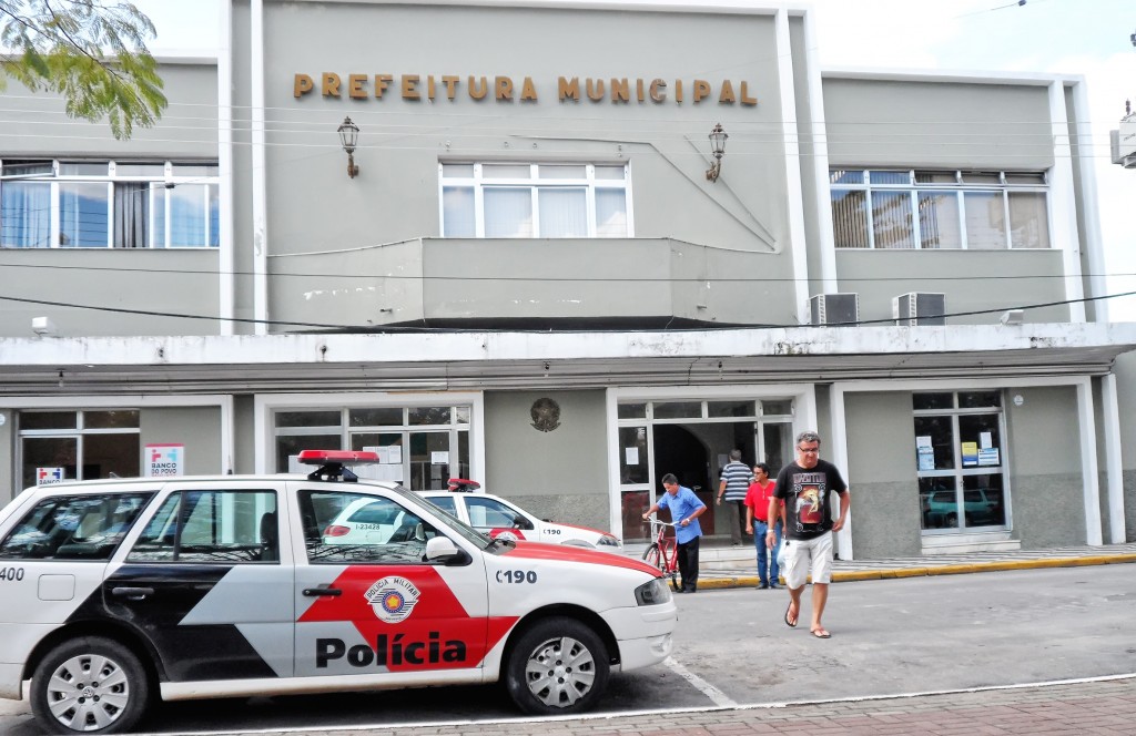 A Prefeitura de Cruzeiro, que mais uma vez atrasou os benefícios dos servidores; sindicato revela possível greve na próxima semana (Foto: Maria Fernanda Rezende)