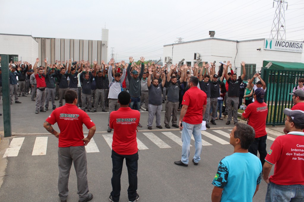 Sindicato e trabalhadores em frente a Incomisa de Pindamonhangaba; reajuste termina com greve que durou dois dias (Foto: Colaboração)