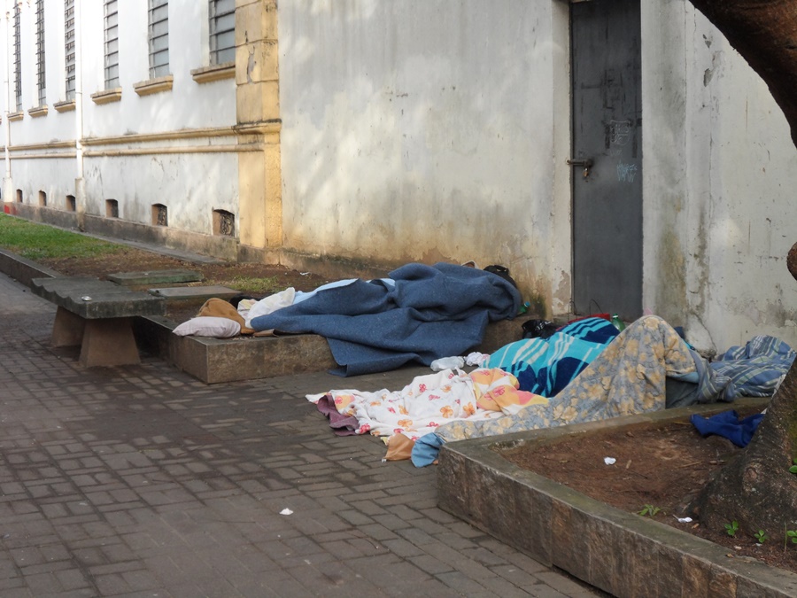 Pessoas dormindo em calçadas no Centro de Cruzeiro; Polícia investiga morte de morador de rua (Foto: Arquivo Atos)  *Imagem meramente ilustrativa