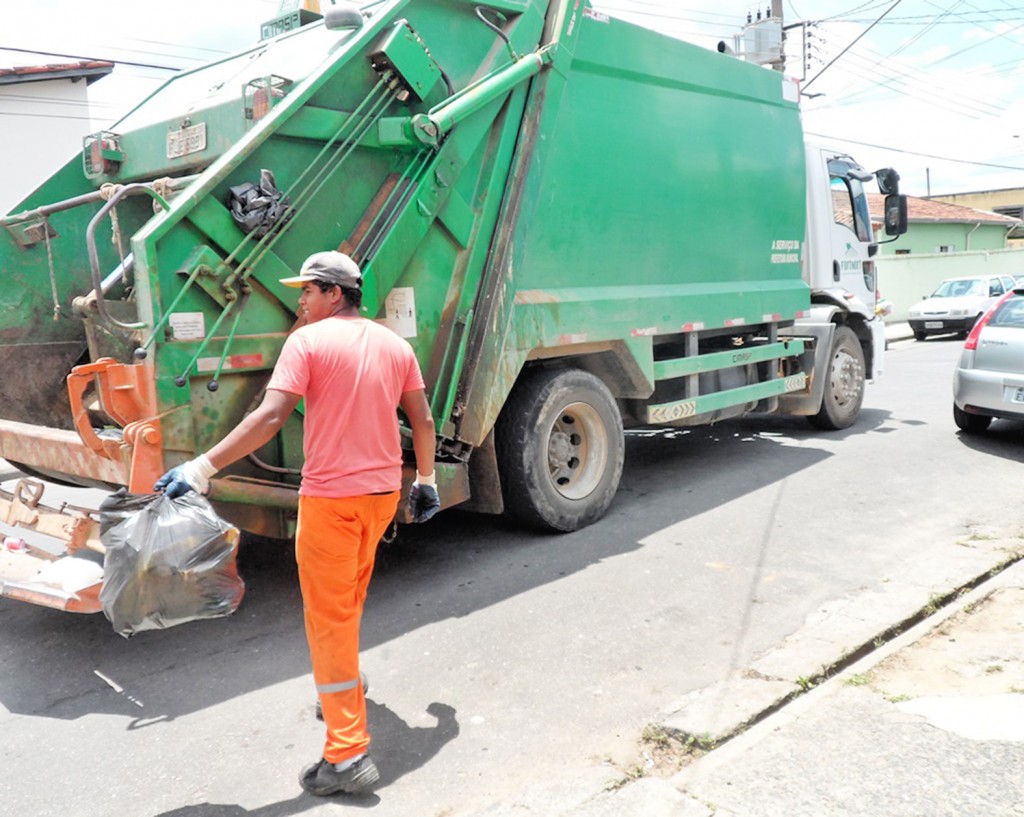 Coleta de lixo realizada pela empresa contratada em caráter emergencial pela Prefeitura de Cruzeiro; Câmara questiona contratação (Foto: Maria Fernanda Rezende)