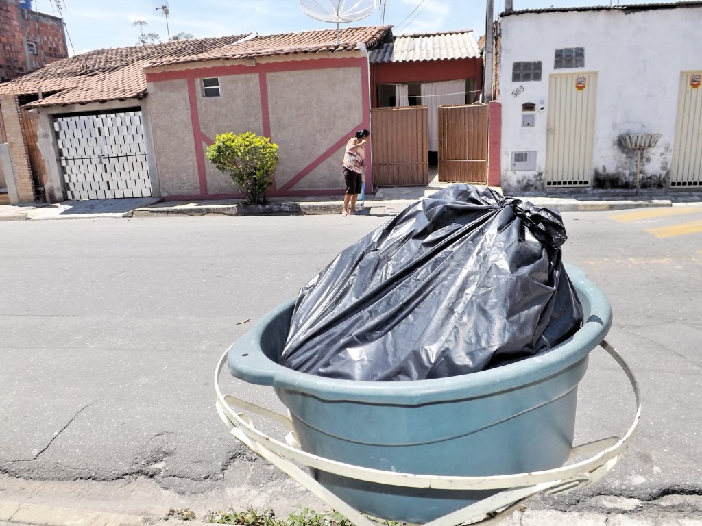 Lixo na rua do CDHU aguarda passagem de equipe de coleta municipal (Foto: Lucas Barbosa)