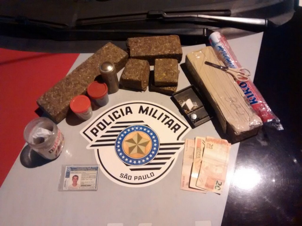 Material apreendido em operação de combate ao tráfico de drogas da Policia Militar, na Vila Normandia (Foto: Divulgação PM)
