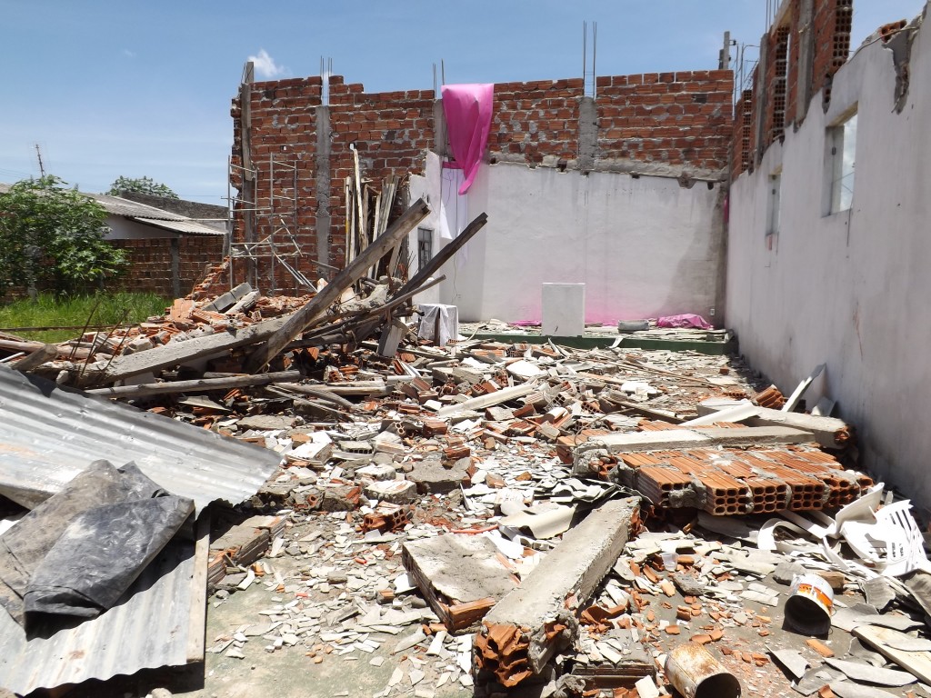 Escombros da igreja evangélica que desabou após forte vendaval nesta quarta-feira; local não tinha alvará de funcionamento (Foto: Lucas Barbosa)