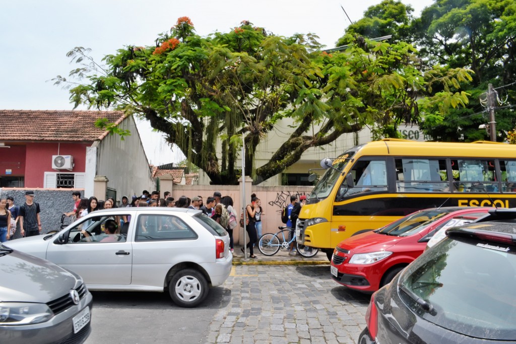 Jovens na saída da escola de Guaratinguetá; cidade registrou ais de trinta casos de automutilação (Foto: Estéfani Braz)