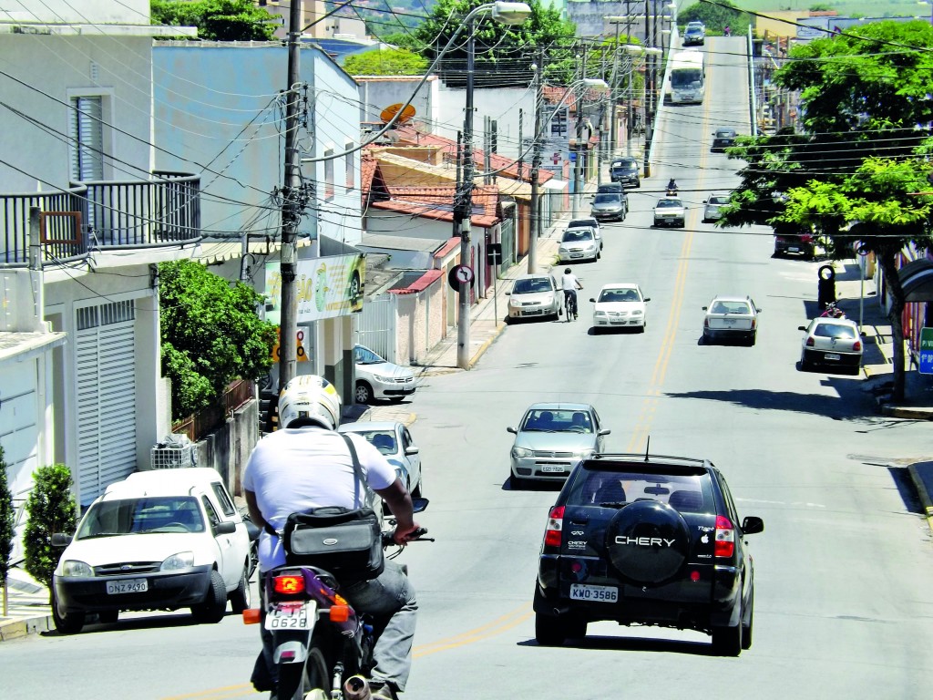 Avenida Papa João XXIII, uma das mais movimentadas de Lorena; cidades da região projetam mobilidade (Foto: Lucas Barbosa)