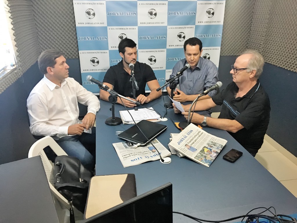 Da esquerda para direita, os vereadores eleitos Marcelo da Santa Casa, Celão e Márcio Almeida, em entrevista a Eder Billota no estúdio do Atos (Foto: Francisco Assis) 
